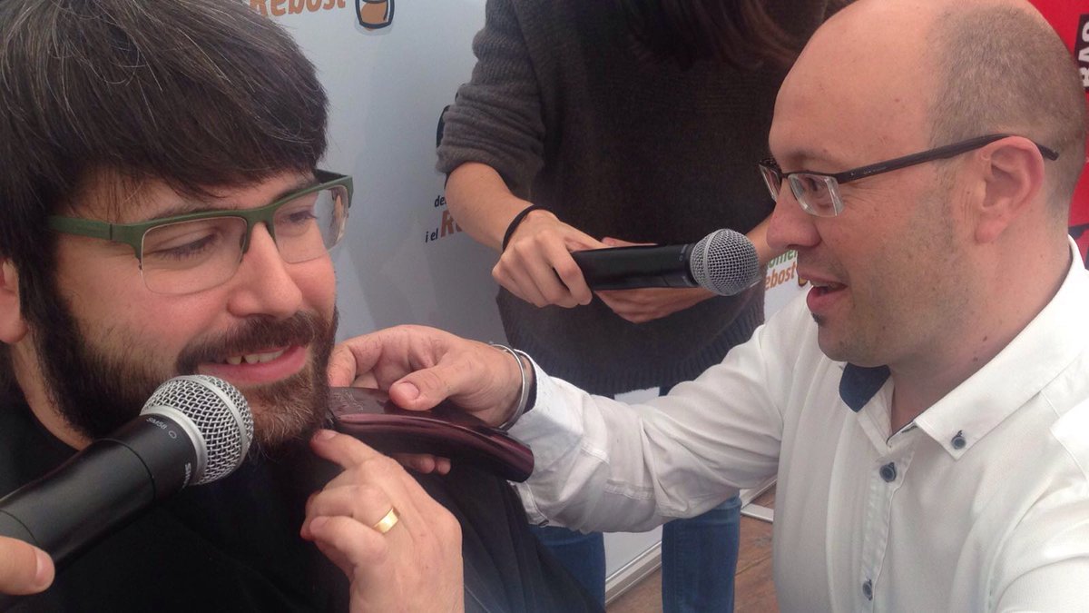 vialliure's tweet photo. Al @xbundo l'estan deixant "estupendo". @Franchobarber https://t.co/uRawBegVeM