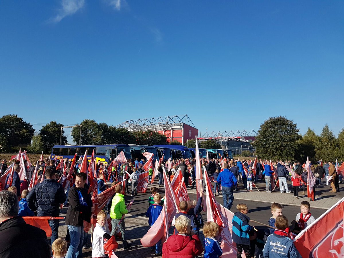 fctwente's tweet photo. De bussen uit Vriezenveen zijn gearriveerd @VjenneRednex @VjenneRednexBus  #FCTwente #twepec #twezwo https://t.co/n72OrbOtCG