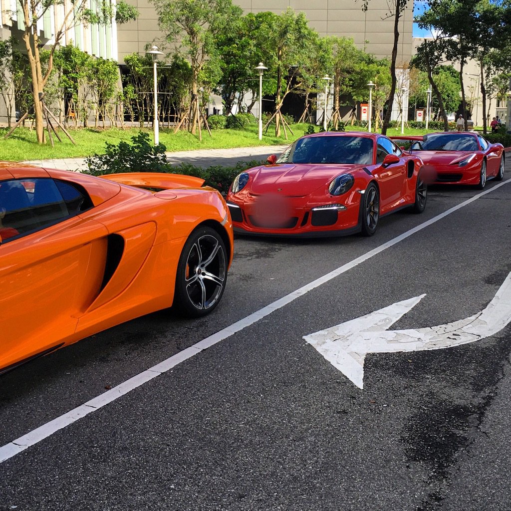 Sunny sunday in taipei, time for a ride #mclaren #porsche #ferrari