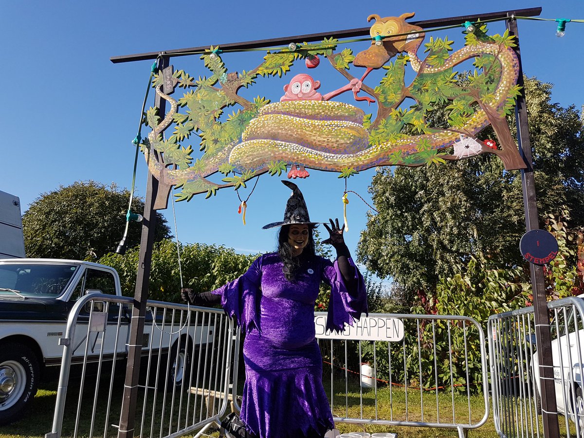 marielreport's tweet photo. De heks, de Griezelwensput en hele enge gesminkte koppen bij Haloweenfair Bovenkarspel. Straks op #RTVNH #NHLEEFT https://t.co/YhxaB8maJj