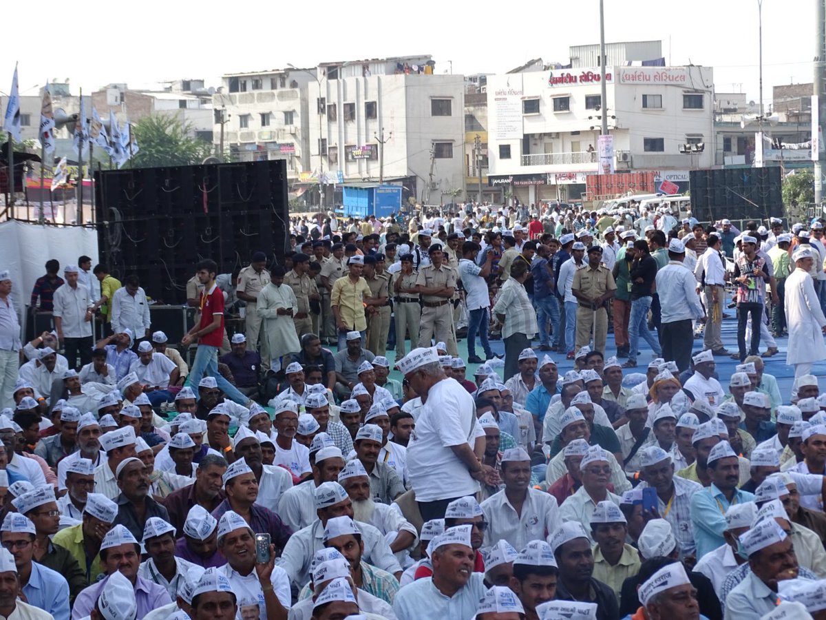 beingAAPian's tweet photo. Jansabha time is from 4pm, people started pouring in at this hot sunny afternoon. https://t.co/neQquoCoEs