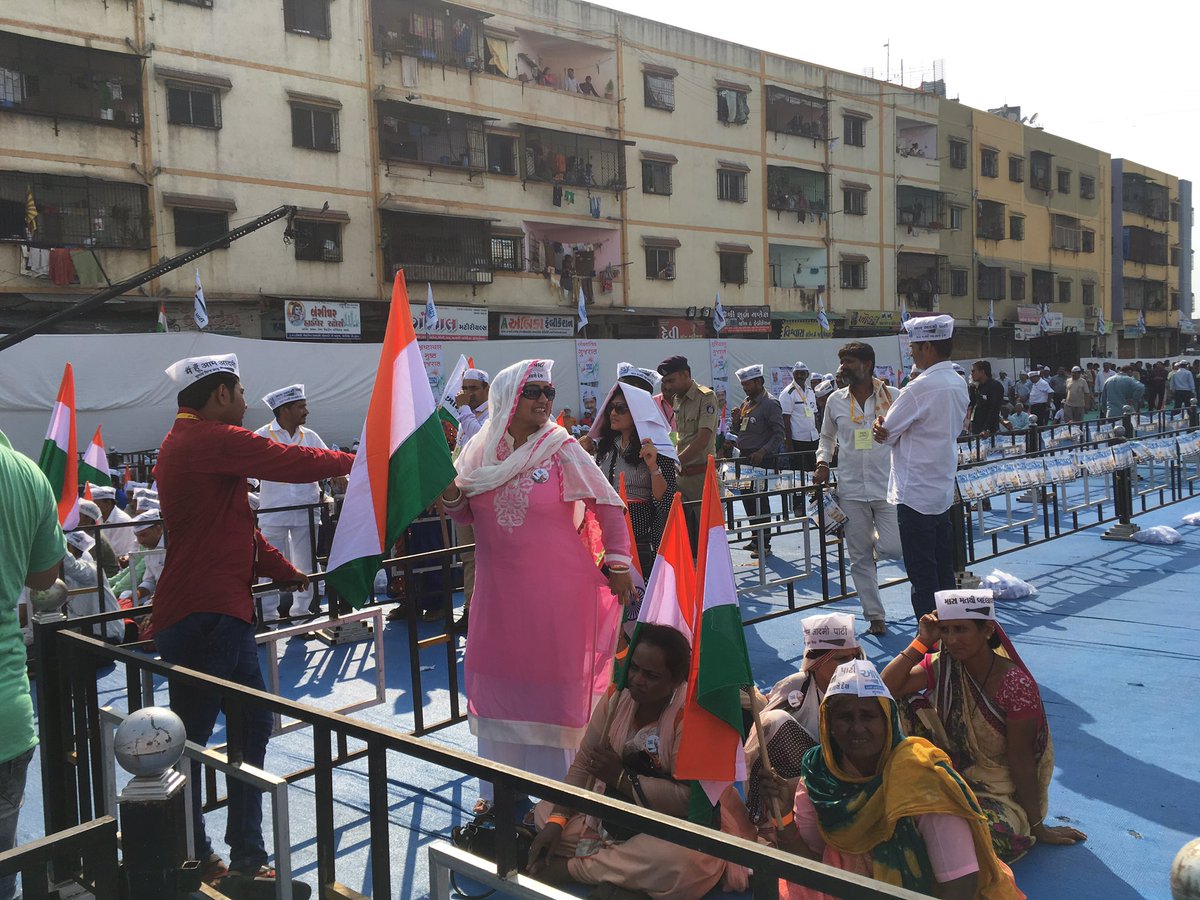 beingAAPian's tweet photo. Jansabha time is from 4pm, people started pouring in at this hot sunny afternoon. https://t.co/neQquoCoEs