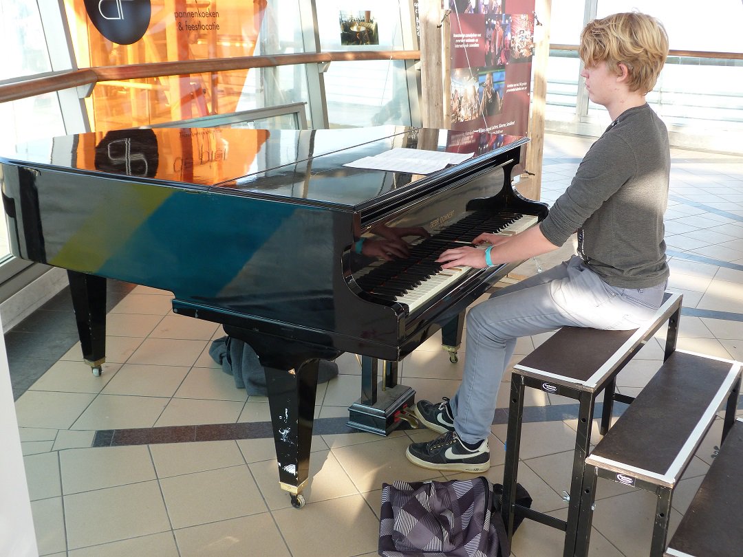 kentalis's tweet photo. Wat zijn we trots op Beer! Hij trad gisteren op bij festival #MuteSounds. Beer is slechthorend en pianist in spé. https://t.co/5Tzjjztv6Q https://t.co/npqkbFVgaY