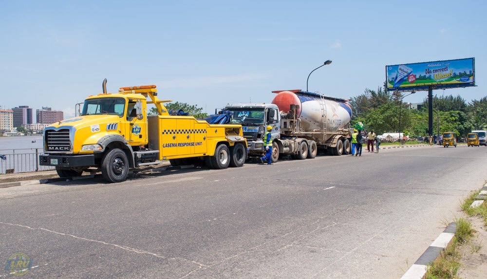 lasemasocial's tweet photo. LASEMA response unit on a rescue operation at Check point, Bonny Camp V/I #Call112 #LRU112 #LagosCares https://t.co/RHXoJcQZVi
