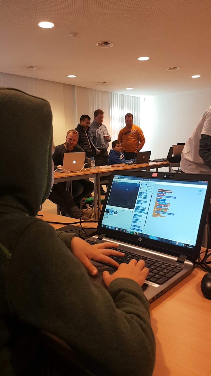 AnnickDW_TRAVI's tweet image. Zigi  &amp; Sharko rule my sunday morning #CoderDojoBe  #scratch #momsandkids