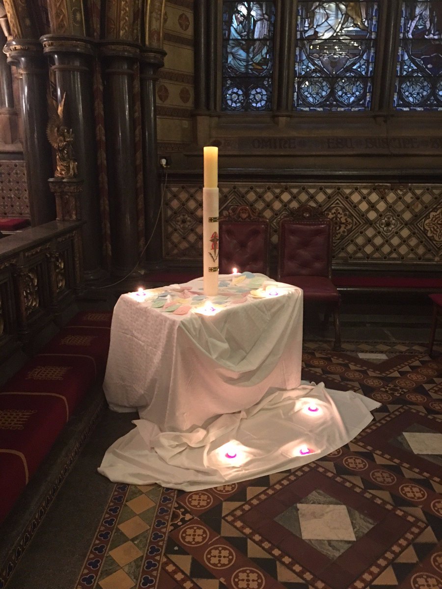 VictoriaPrentis's tweet photo. The #babyloss candle burning in Parliament, surrounded by memories of babies who have been lost. #BabyLossAwarenessWeek #WaveOfLight https://t.co/56IrRfe70o