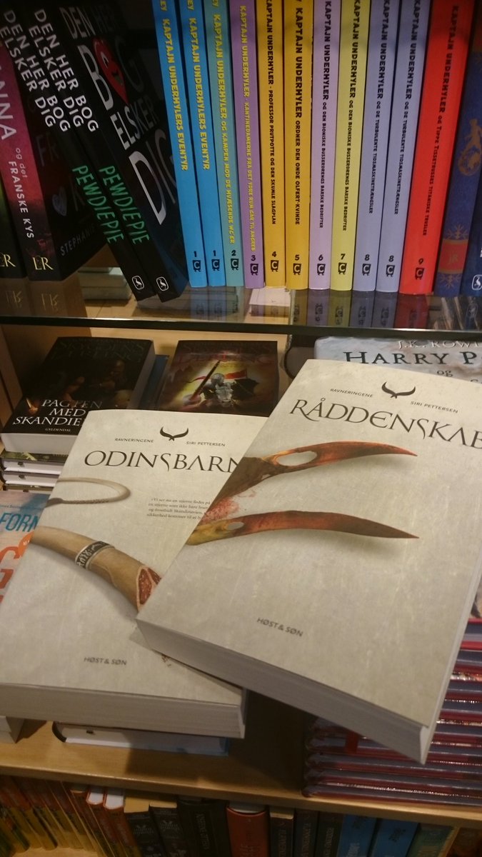 bokogbiff's tweet photo. Noe kjent grep vårt øye i København. @SiriPettersen #odinsbarn #Hirka #godbog https://t.co/FnD6gvCQsr