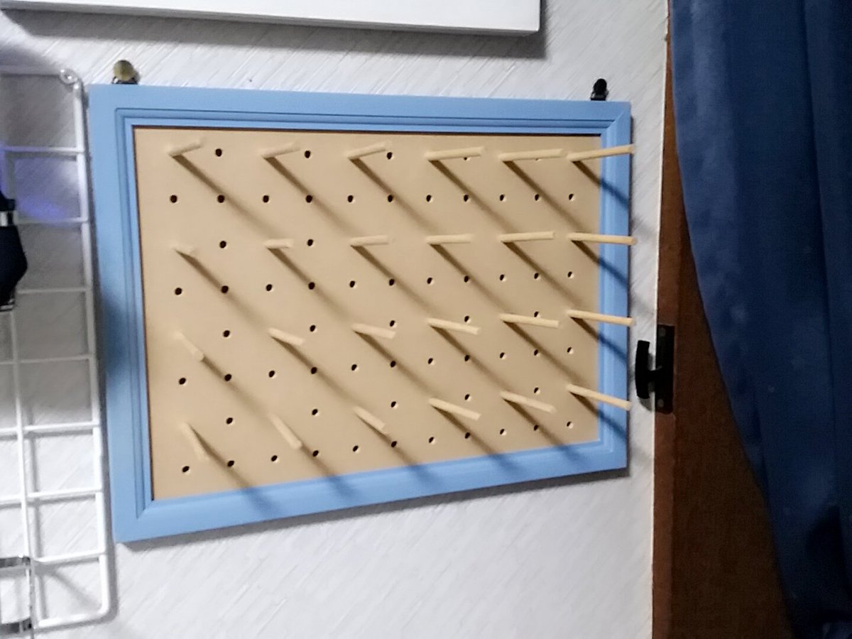 薫 ロックミシン糸の収納 に困った結果 セリアでパンチングボード発見したので フォトフレーム買って ホームセンターで５ミリの丸棒を購入して 好みのサイズにカット で 穴に突き刺して完成 ミシン糸でも同じ収納可能です ロックミシン糸だと １つ