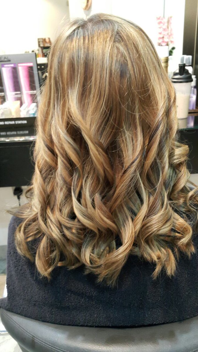 studioxyuae's tweet photo. Because we love Autumn...Perfect tri color highlights! #studioxy #autumn #highlights #loreal #olaplex #abudhabibeauty #dubaibeauty #saadiyat https://t.co/gnQE3Ffe6o