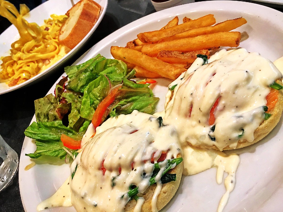 S2Vcxmk's tweet photo. 今日は名駅にあるLITE CAFEに行ってきました💫✨パンケーキとかパスタとかいろいろあったけどスモークサーモンのエッグベネディクト食べた💕サーモンと卵とパンの相性が最高❣️上のソースもおいしい😋あと3Dラテアートのキャラメル飲んだ��見た目も味も🙆🏻⭕💕また行くぞ！ https://t.co/cd6ywcnenB