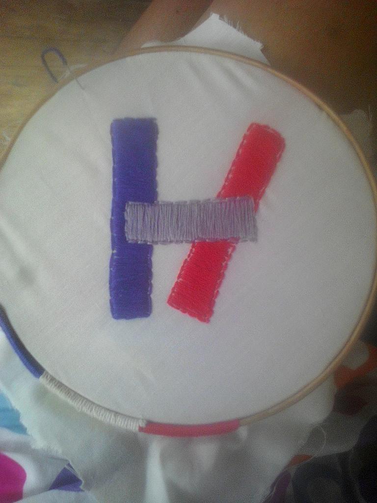 dazzleneal's tweet photo. I tried to do @twentyonepilots logo as my first try in embroidery. #cliqueart #kindacliqueart #definitelynotart https://t.co/0ILOUTguMZ