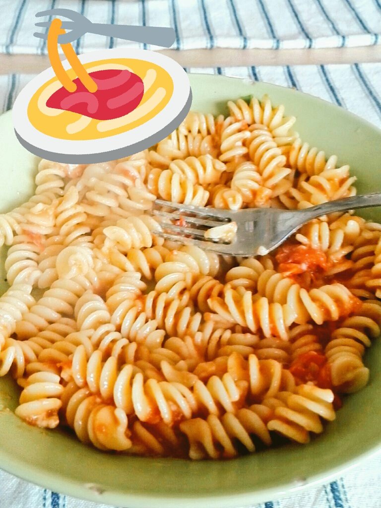 MichaelForni's tweet photo. Oggi #apranzoinsiemeFW con @pm10
pasta con pomodori (quasi) a #kmzeroFW a #Londra 😉
È tu? Condividi le foto della TUA #italyfoodweek https://t.co/KWONFpS3ux