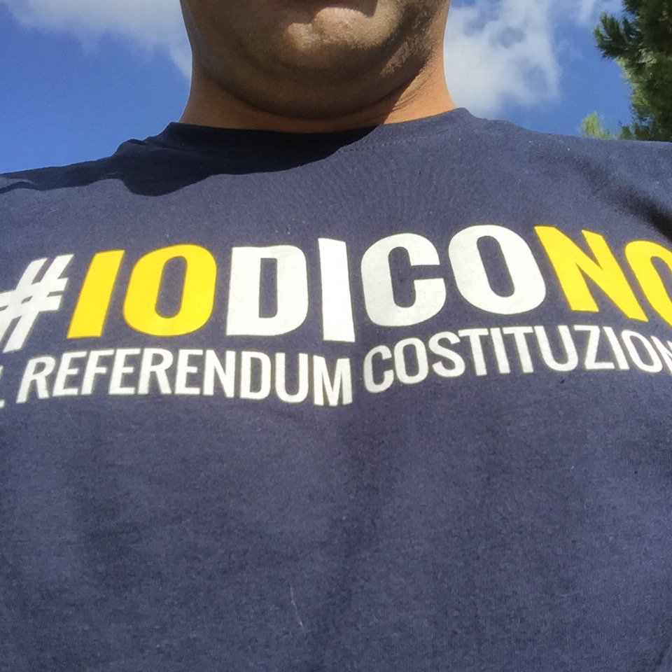 VitoePari's tweet photo. #IoVotoNO ora #gazebo a #GinosaMarina. https://t.co/ePZFYWUy6v