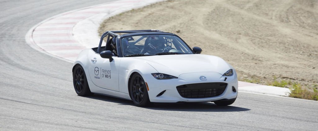 diariomotor's tweet photo. #FriendsOfMX5 O como pasar de probar un Mazda MX-5 Cup a firmar el Miata 1 millón https://t.co/nz3RJAn6vS https://t.co/NIeHZB0iOf