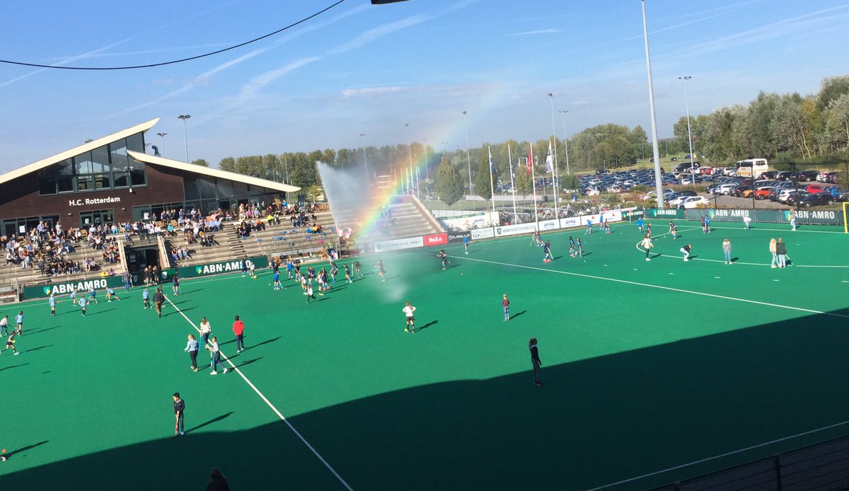 Rust allemaal meisjes van <a href="/NMHCNijmegen/">NMHC Nijmegen</a> <a href="/uhcquivive/">UHC Qui Vive</a> &amp; <a href="/HCRotterdam/">HC Rotterdam</a> op het veld #schattig #regenboog 🌈🌈