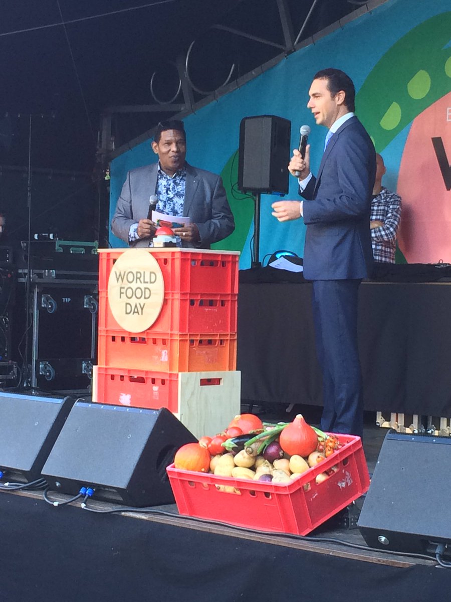 Martijn van Dam opent het festival 'World food day' in Rotterdam: minder honger en meer respect voor de aarde.