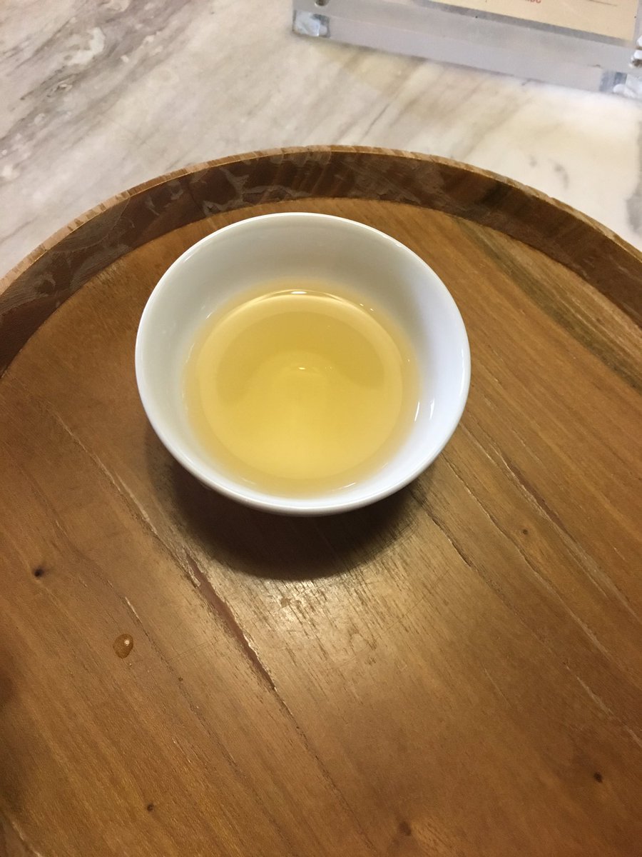 Tedxt's tweet image. 王德传周末不能续壶了，性价比大减. 而且今天喝的高山乌龙感觉好淡.