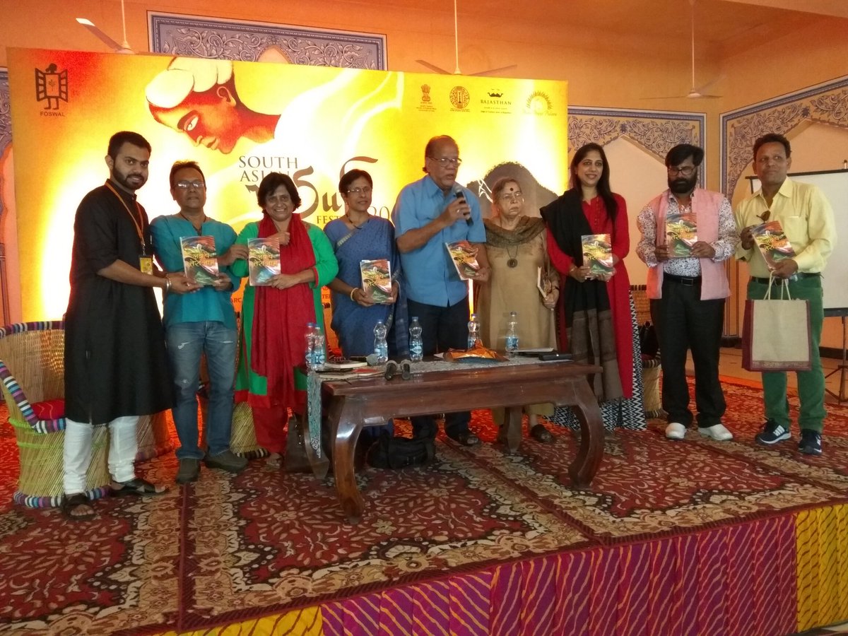 JaipurSufiFest's tweet photo. "Khoya hua hu mai toh tere khayalo mein.. 
Aur dunia samajh rahi hai ki mujhe nind aa gayi.." 
-Ikram Rajasthani
#JaipurSufiFest #jsf16 https://t.co/48AbvBLbtc