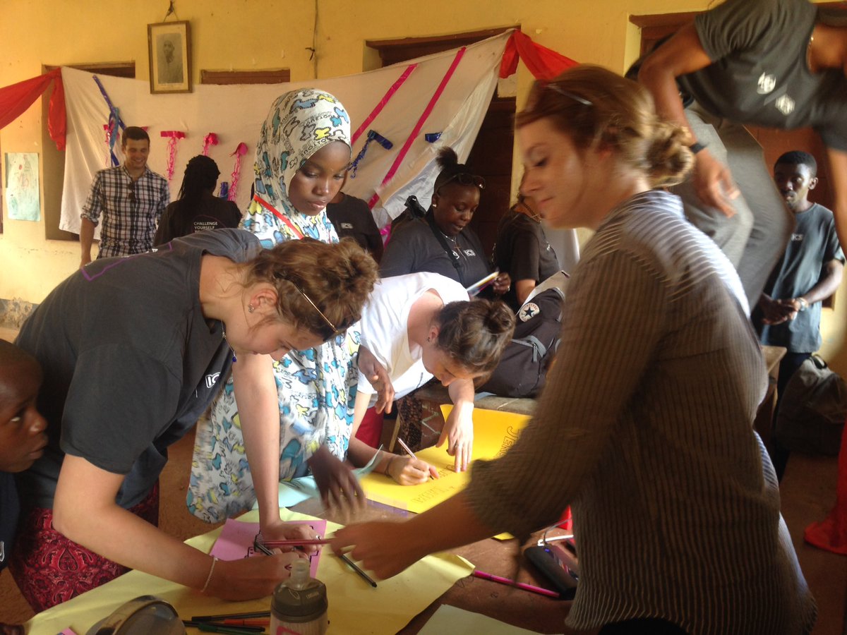 2longues_jambes's tweet photo. Preparing from our welcome party, with the help of Igangan children @ImpactIlesa #volunteer #volunteering #vsosICS #VSO #naija2016 https://t.co/P7IN9f2Ooy