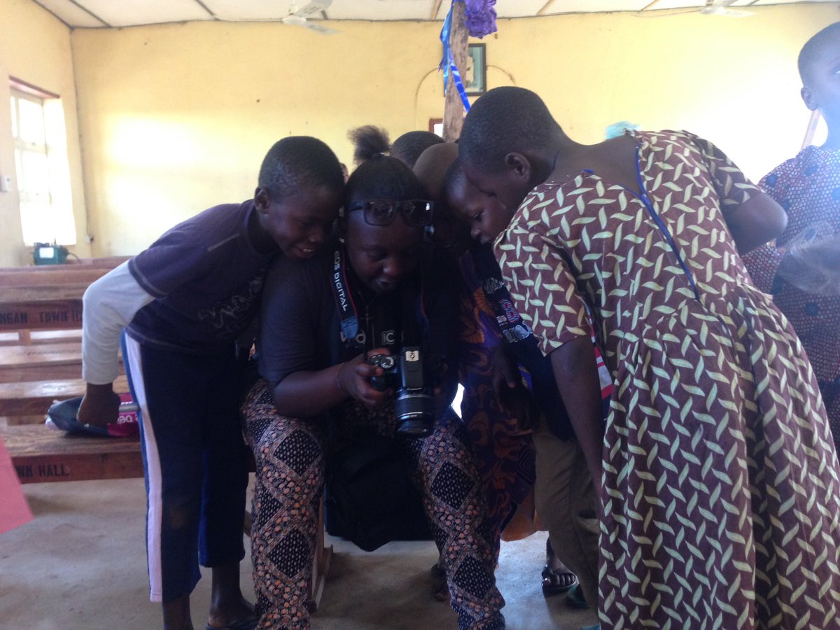2longues_jambes's tweet photo. Preparing from our welcome party, with the help of Igangan children @ImpactIlesa #volunteer #volunteering #vsosICS #VSO #naija2016 https://t.co/P7IN9f2Ooy