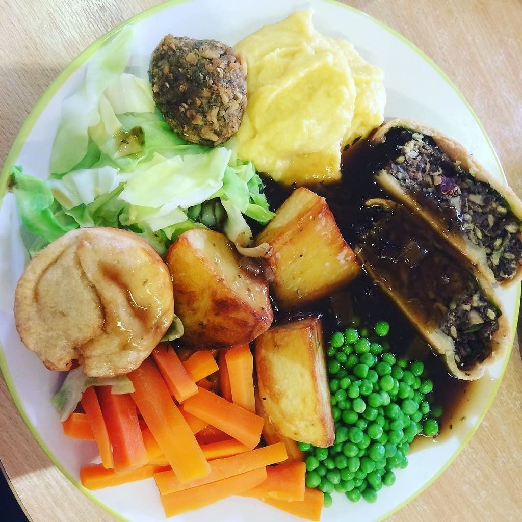 Vegan Sunday roast at the Loving Hut by the level! 💚🙈 how much more can you eat for lunch? 👀😱 #vegan #veganfood #he…