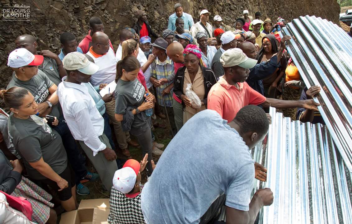 LaurentLamothe's tweet photo. Un geste symbolique de solidarité avec 32 familles victimes de #MatthewHaiti à Panyòl. #Haïti https://t.co/T6SPqI7vJ8