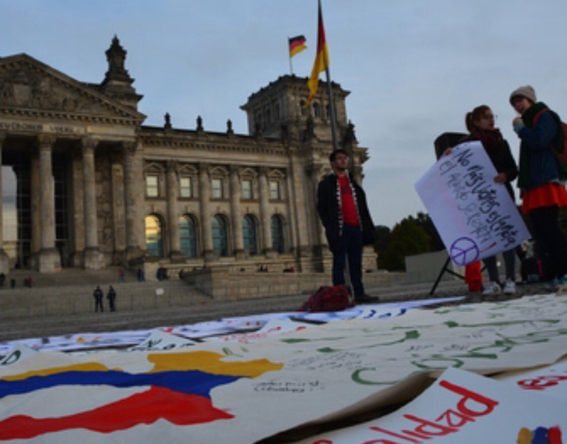 PeaceForCOL's tweet photo. Así fue la movilización por la paz de Colombia en Berlín. https://t.co/4Dcjtvl5Nj… #peace4colombia #PazALaCalle #AcuerdoYa https://t.co/oRkTruXLCE