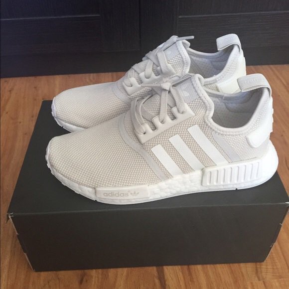 DailyGiveawayys's tweet photo. Adidas NMD R1 GIVEAWAY! 😍 To win this just:
1. Follow this Page
2. Retweet this Post

G ~ 18.10, GL! (will message winner per PM) https://t.co/SIj61aGvIT