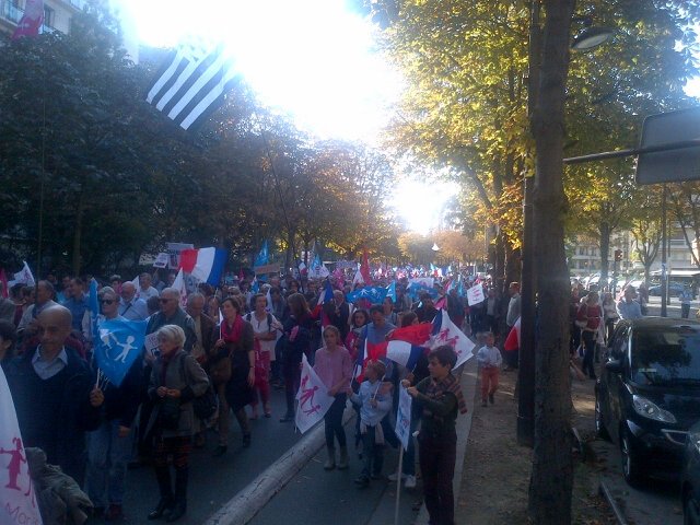 ManifPourTous76's tweet photo. #Paris #16oct pour abroger #loiTaubira : enfin avenue Henri-Martin ! Ca n'avance pas, trop de monde !! https://t.co/tFsyCsHscO