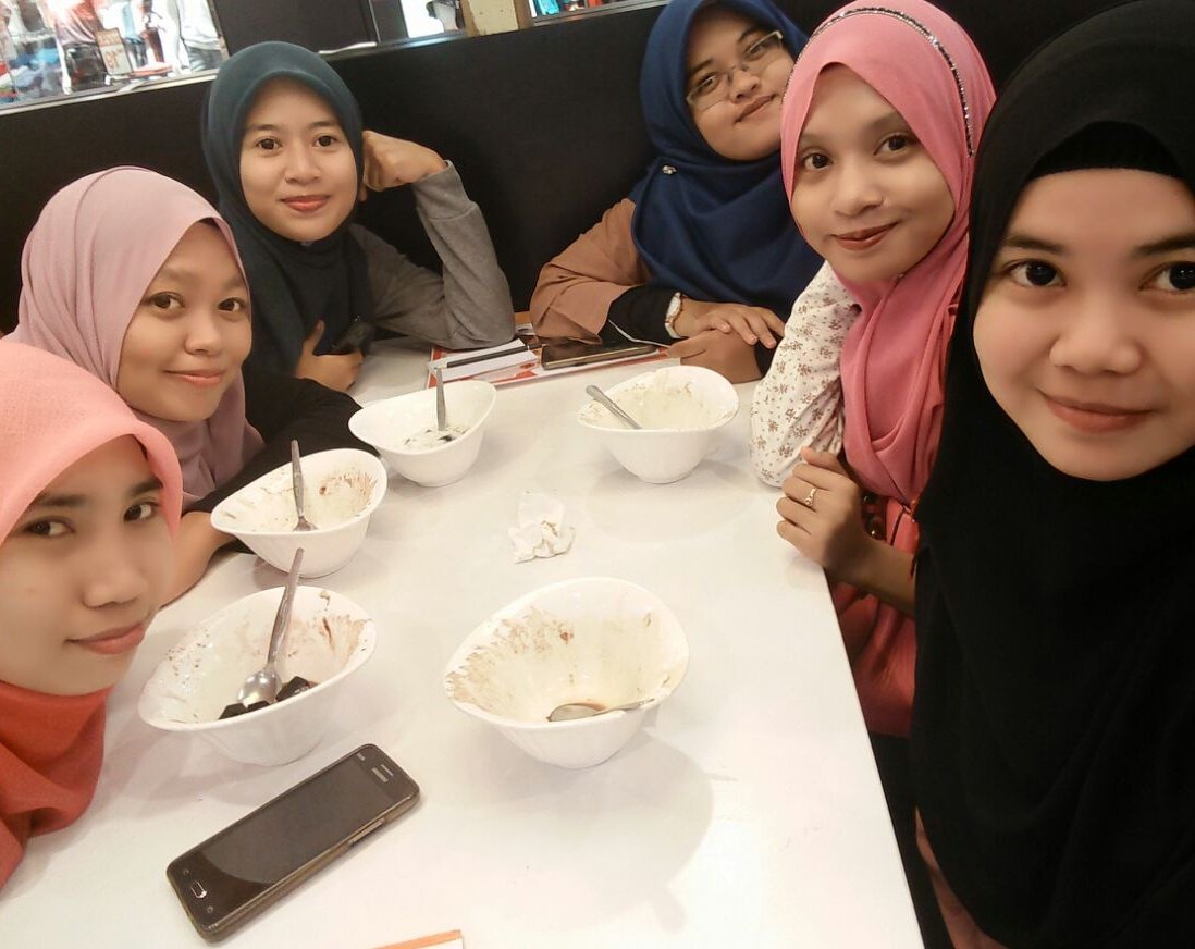 shafinasshafiee's tweet photo. Hujang hujang makang cekerimmm 🍨🍧🍦
#Housemates #Carmates #Gegadis44 https://t.co/mGk17z3wZ6