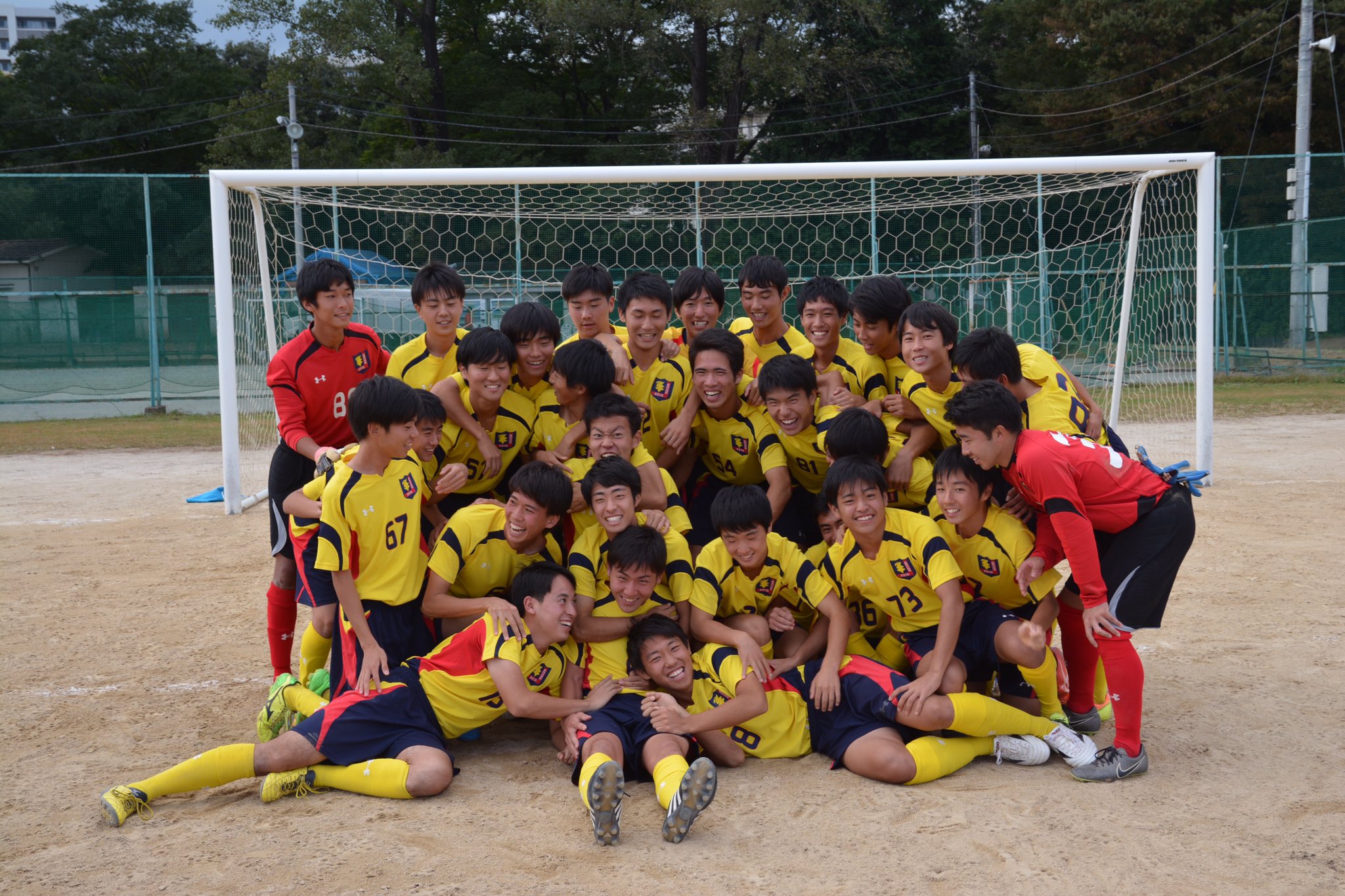 渡辺 穣 今日で慶應志木サッカー部 を引退しました 本当に自分はやりきった感なんて全然ないし 悔しさしかないです もっとチームに貢献したかった でも それ以上にサッカー部にいた期間が楽しかったです めちゃくちゃ楽しかった 本当にありがとうご
