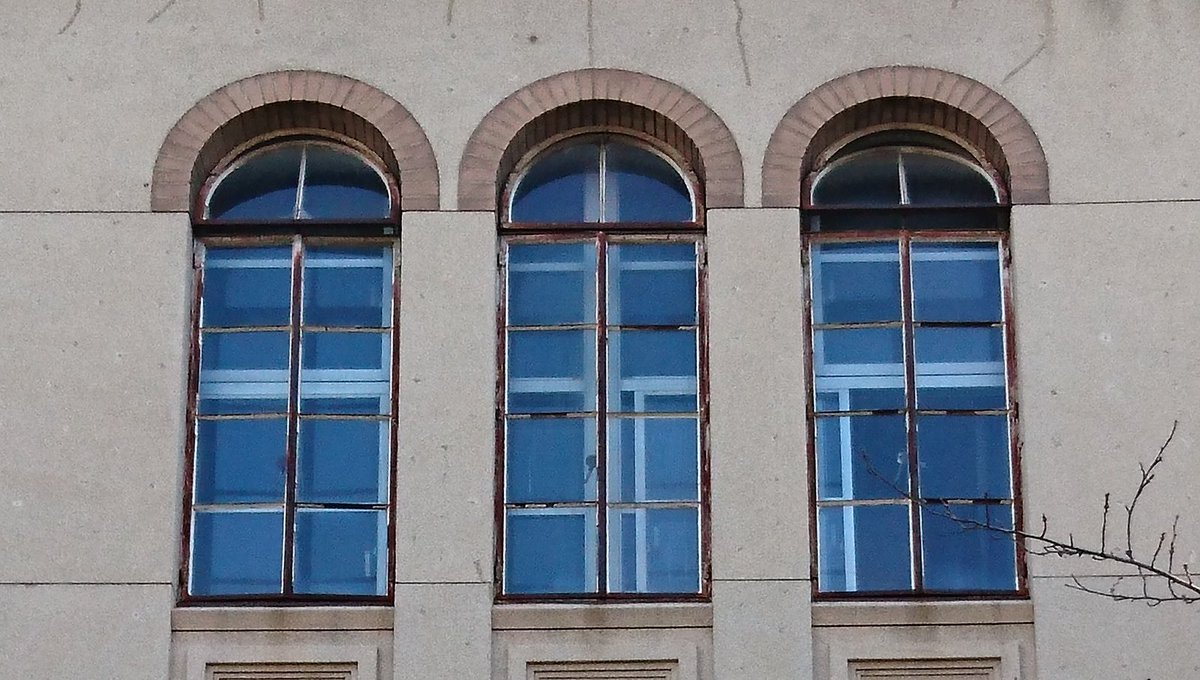 わんこ Nonorins アーチ窓の上部はタイルかな 外側にオリジナルのサッシが残されてるみたい 門柱の柱頭もアーチ形状が並ぶロンバルディア帯 持ち送りの意匠は幾何学的な感じ T Co Nsnmel0t0n Twitter