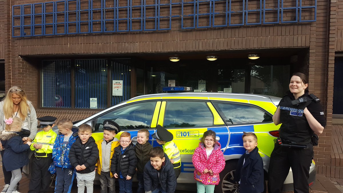 FilkasRadka's tweet photo. lovely day for the children 🚓🙊👮 @headteacher15 @policescotland https://t.co/thJSEehmnl