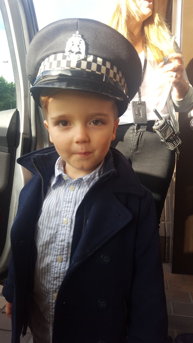 FilkasRadka's tweet photo. lovely day for the children 🚓🙊👮 @headteacher15 @policescotland https://t.co/thJSEehmnl