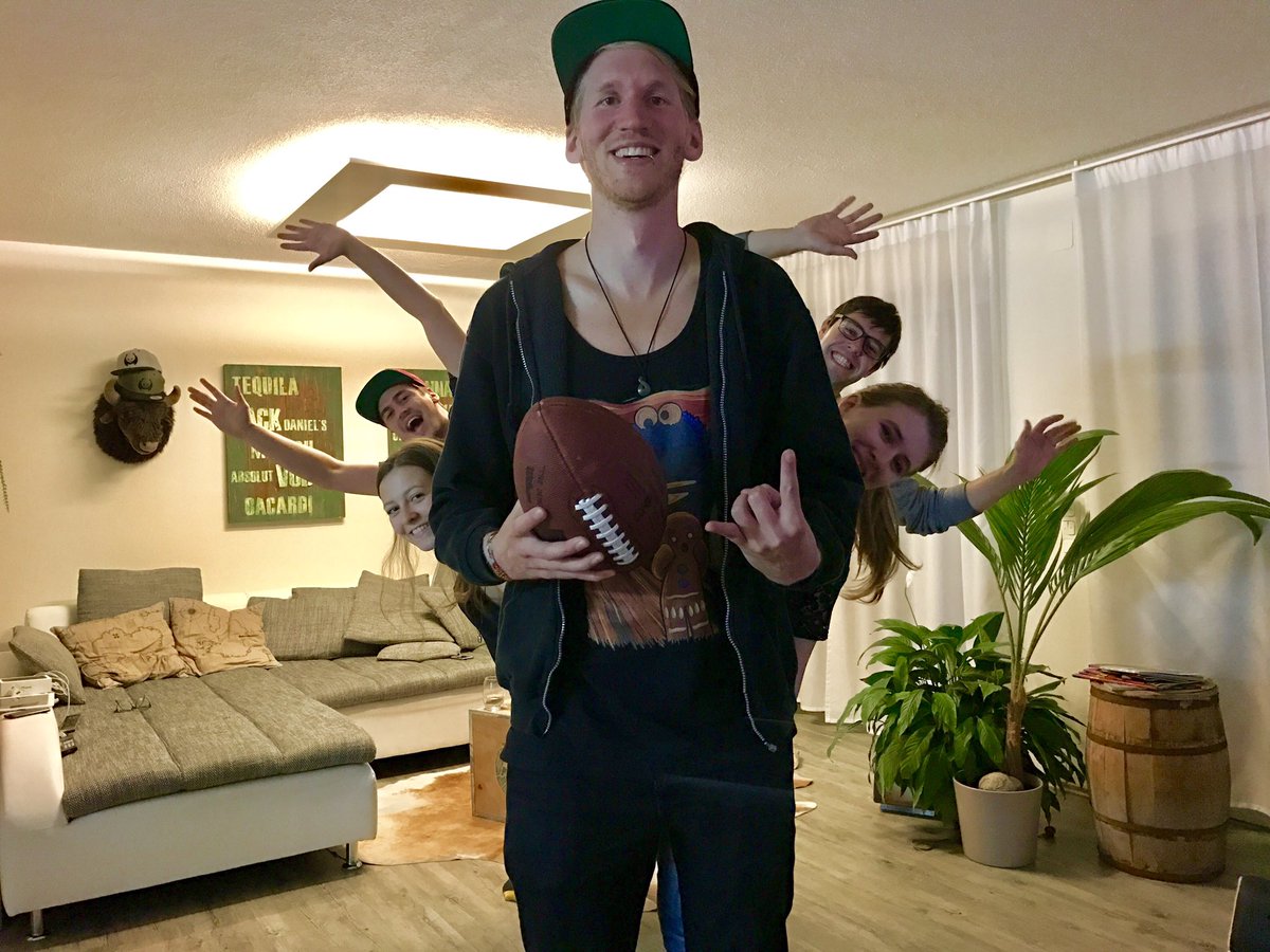 IckeHaessler's tweet photo. @Icke41 @ransport so ein Bild wollten wir schon immer mal machen 😎

#ranNFL #ransport #ranNFLsuechtig https://t.co/fYAE0pmmdt