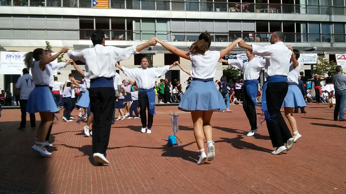 ESFlordeNeu's tweet photo. Colles Galzeran de #rubicity aquest migdia a #Terrassa @UCS1958 @conf_sardanista #sardana #cultura https://t.co/sgzXlSRq0E