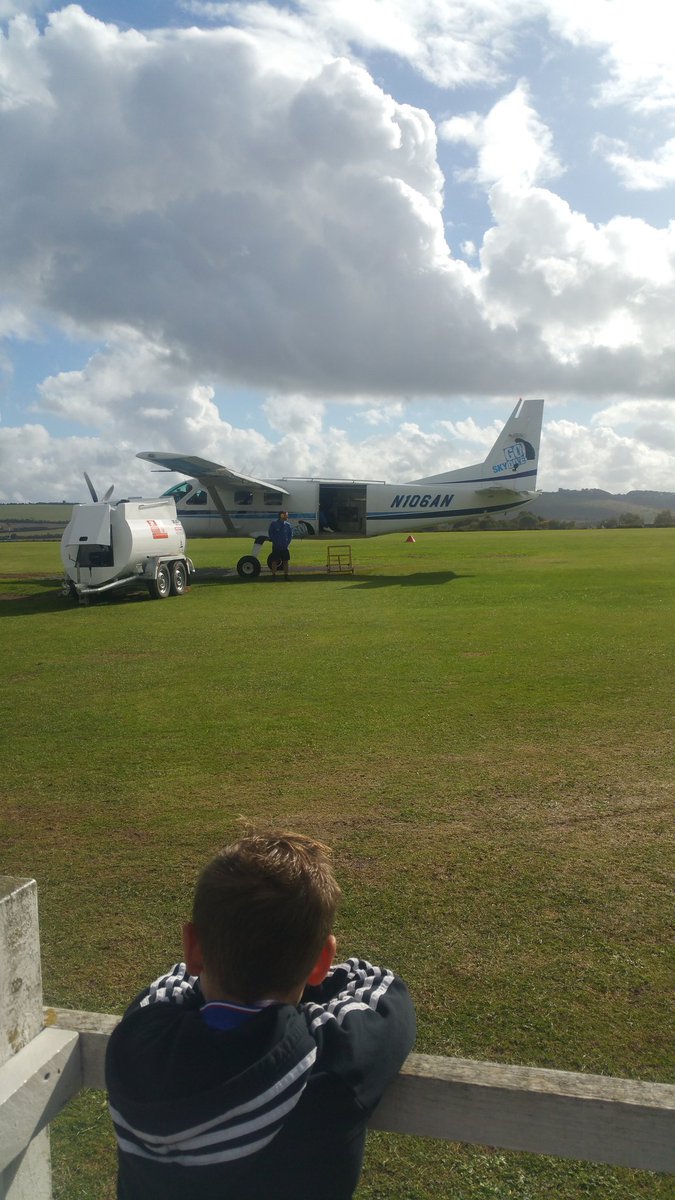 George080110's tweet photo. A great day for a skydive raising money for the PICU #goskydive #friendsofpicu https://t.co/Mk3zBywUK7