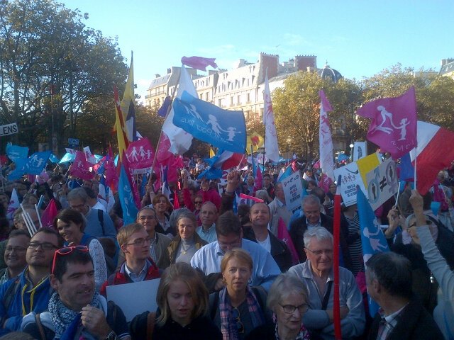 ManifPourTous76's tweet photo. Grand succès de #Hollande : après avoir mis les familles dans la rue en 2013, les conserver en 2016 ! #Paris #16oct https://t.co/ExDUSCvcRs