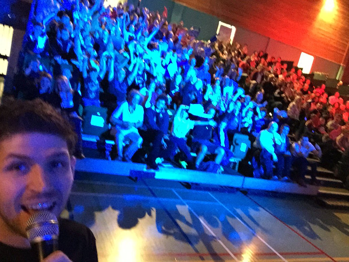 dave_young87's tweet photo. RT for the blue team @RobotsLive https://t.co/oFCrwjzijw
