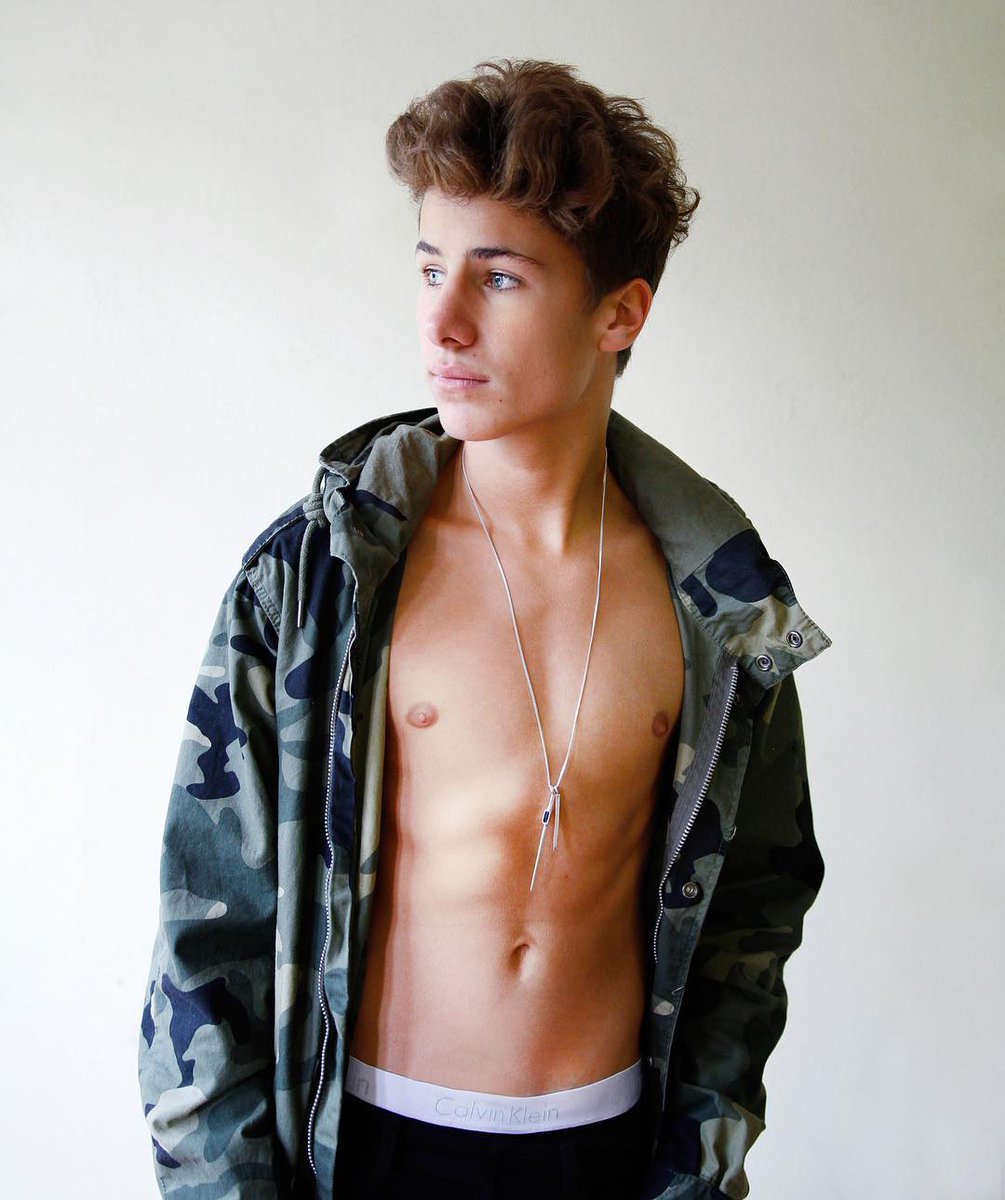MyMAlways_'s tweet photo. DIOSSS MIOOOOO QUE PAPIIIIII @ElJuanpaZurita Ahora ya entiendo porque tanto afan en el trip sano. #JuanpaZuritaEnCalvinKlein https://t.co/Tz2oDM92Cu