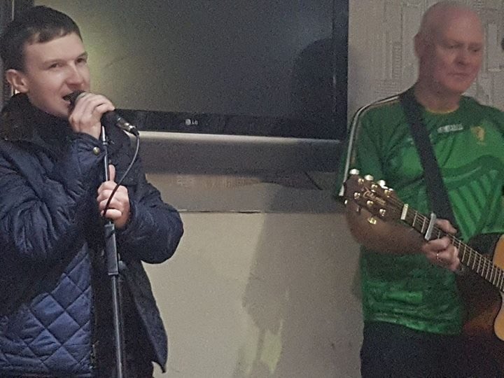 chriskennedy7's tweet photo. In action #irishmusic #irishrebels #irishfolksongs https://t.co/qQ0pYgffCX