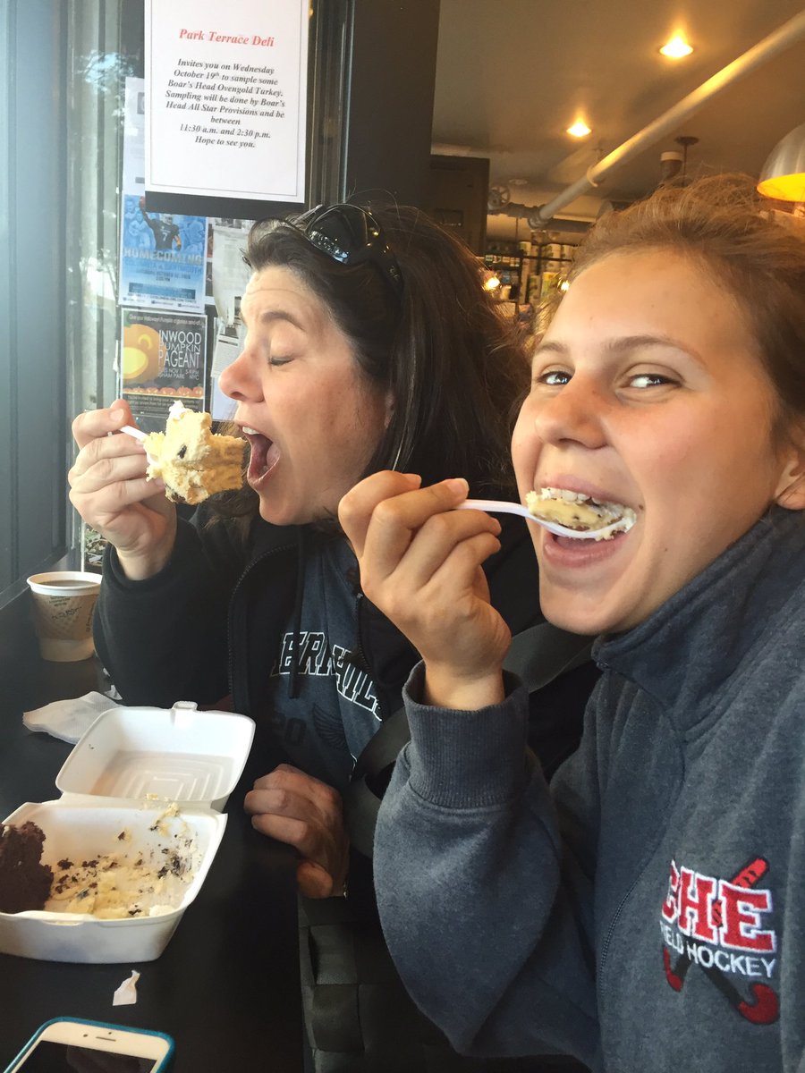 SJEeating's tweet photo. Cheesecake girl and spanky take on nyc https://t.co/AqEYzLPhxa