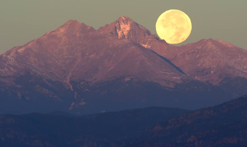 Fantastic shot by <a href="/LGeyerTC/">Lewis Geyer</a> of the full Hunter's Moon setting behind Meeker and Longs peaks early this morning