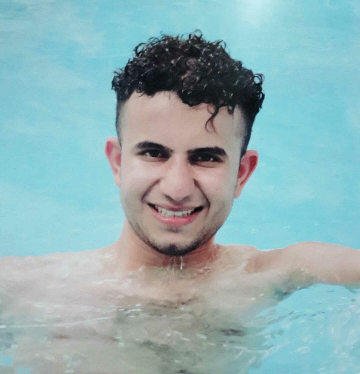 - مهما حصل فتذكري وجهي
حين كان يأتي إليك مبعثرا كعصافير مرتبكة.
- من بين العصافير : 
كان همها ان تلتقط حبات القمح المتساقطة من سنابل ضفائرك