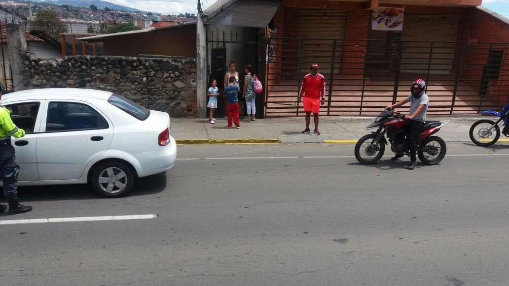 aaguilararizaga's tweet photo. Realizamos operativos de manera permanente para garantizar su seguridad en las vías #Controldedocumentos @emov_ep @MunicipioCuenca https://t.co/FBttKwETfd