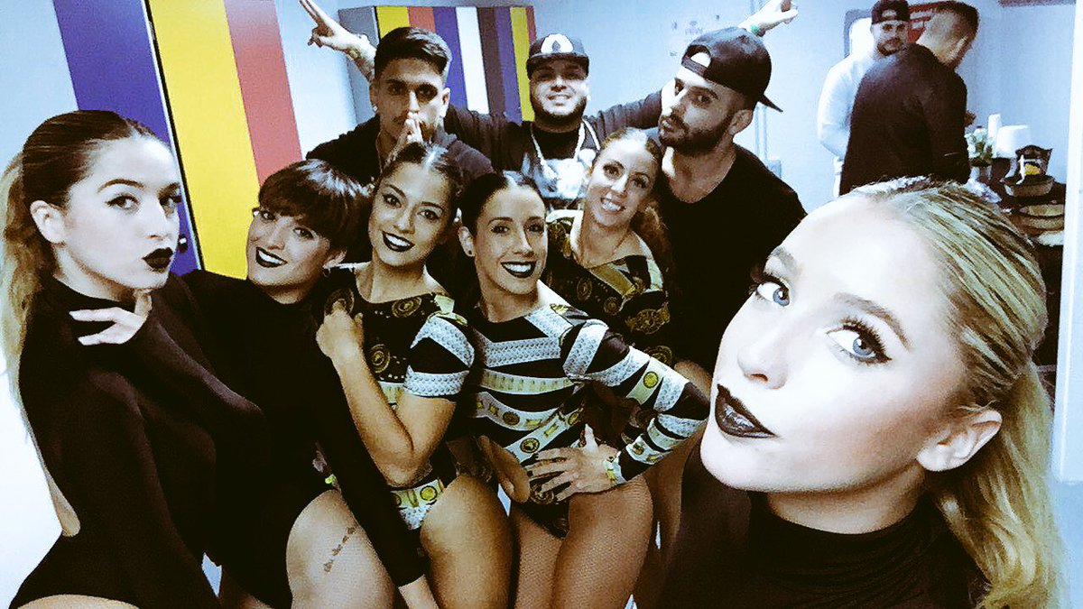 RichGubaly's tweet photo. Antes de destrozar la tarima!!! #XrizTeam https://t.co/utsoAAZ9ET