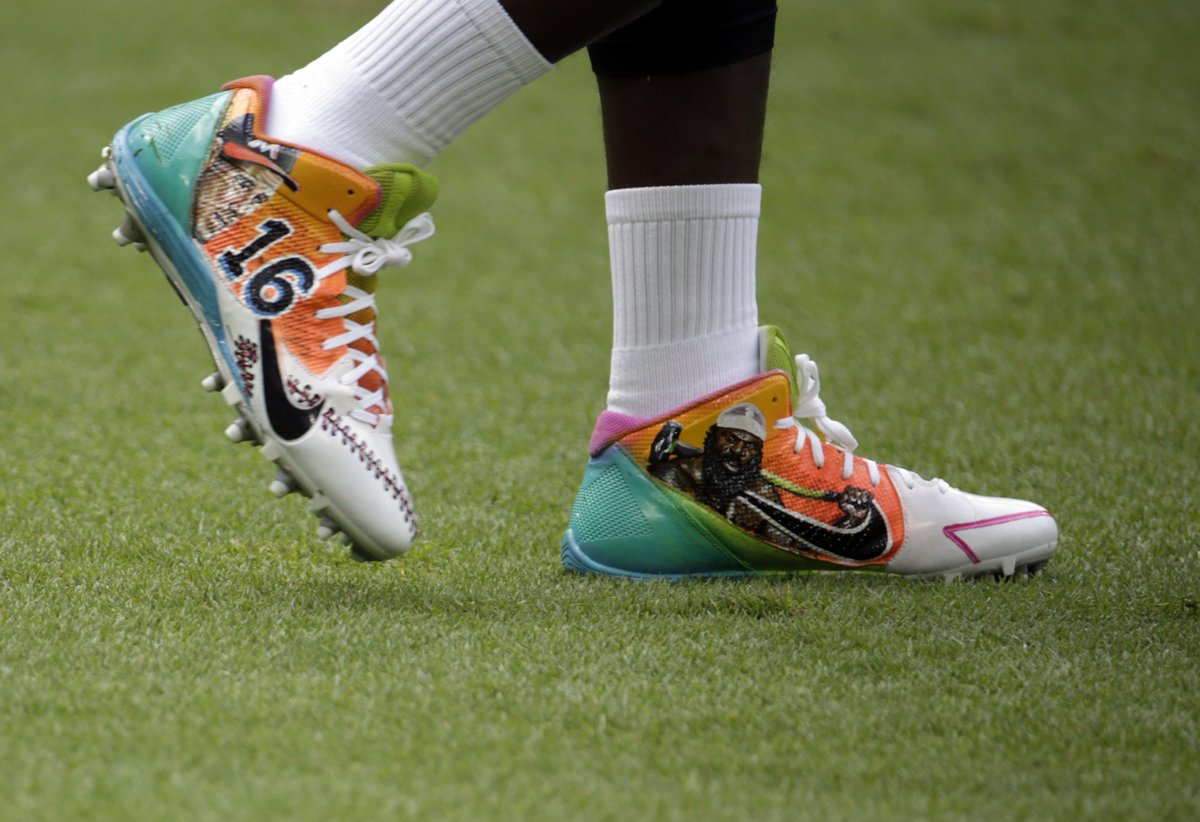 .<a href="/AntonioBrown/">Antonio Brown</a> is warming up in Miami with his cleats honoring Kimbo Slice &amp; José Fernández.