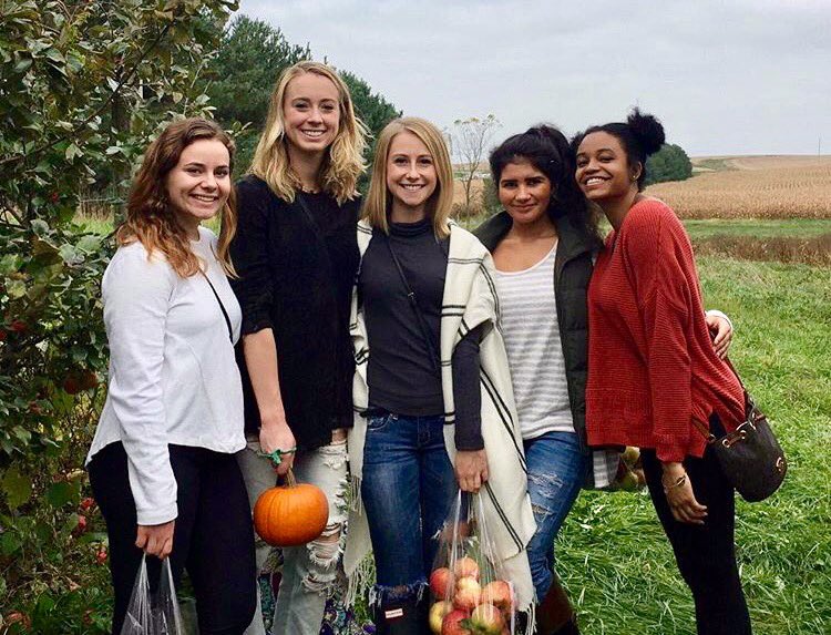 Celebrating fall and sisterhood 🍁🎃🍂 #axid #sisterhood #fall