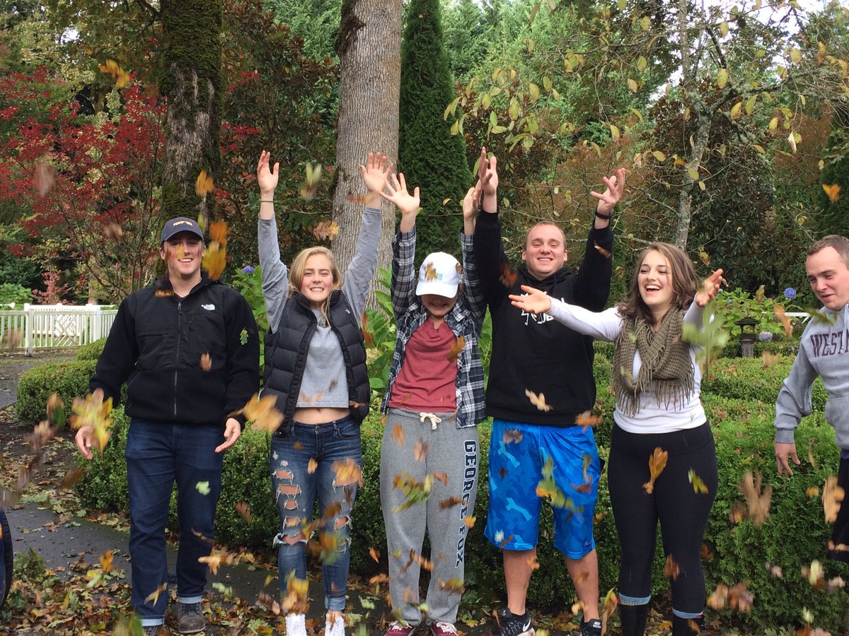 graceflemingg's tweet photo. classic flindberg picture. everyone smiling, and then there's caleb. #teamshmemma #DNU https://t.co/w8VuhQmaR1