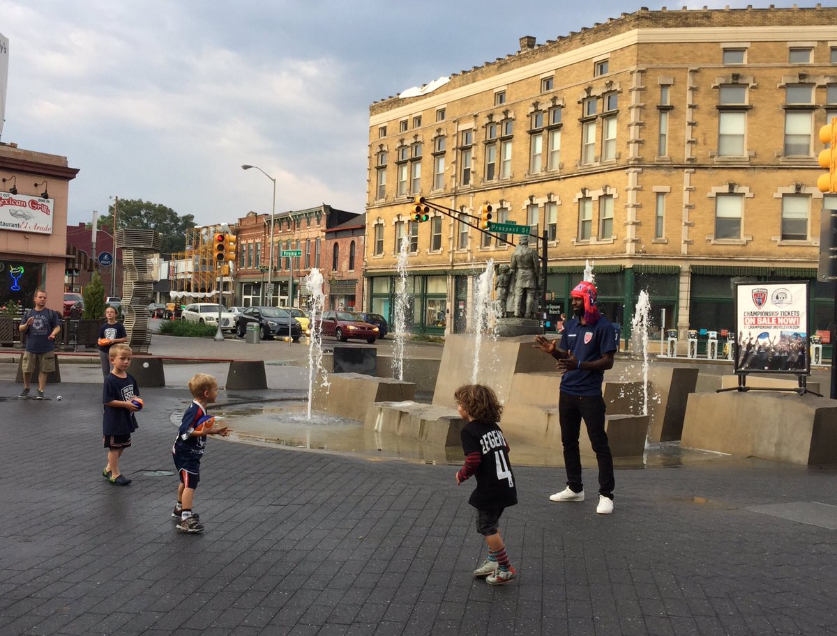 IndyEleven's tweet photo. And people wonder why #DonSmart is a fan favorite!?! #DonIsTheMan https://t.co/jkYwIkottm